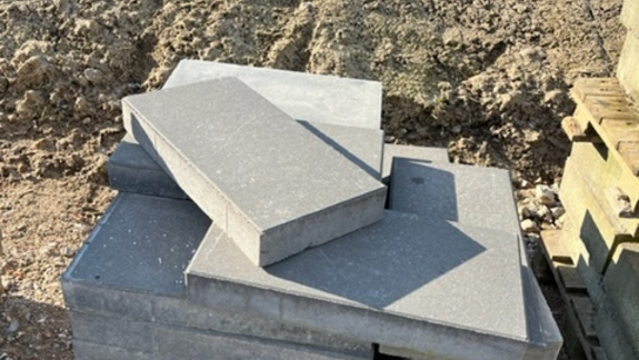 Ca. 27 stk. mellem grå betonfliser - Højde: 80 mm, Bredde: 300 mm, Længde: 600 mm - pris pr. stk. 20 kr. I alt 540 kr.