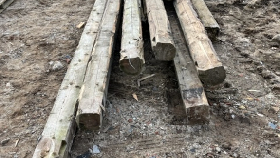 5 stk. genbrugs træstolper med mulige søm og skruer, der nok skal fjernes før brug. - Ca. mål 150 mm x 150 mm, 5000 mm - pris pr. stk. 250 kr., pris i alt 1250 kr.