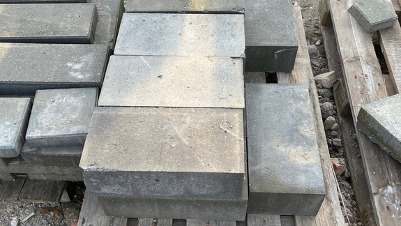 23 stk. grå betonfliser - Højde: 135 mm, Bredde: 210 mm, Længde: 410 mm - pris pr. stk. 20 kr.
