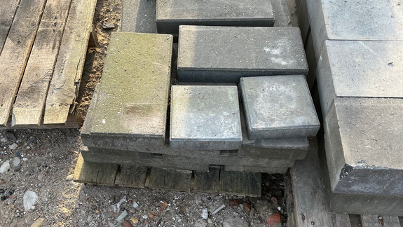 23 stk. grå betonfliser - Højde: 60 mm, Bredde: 195 mm, Længde: 395 mm - pris pr. stk. 10 kr.